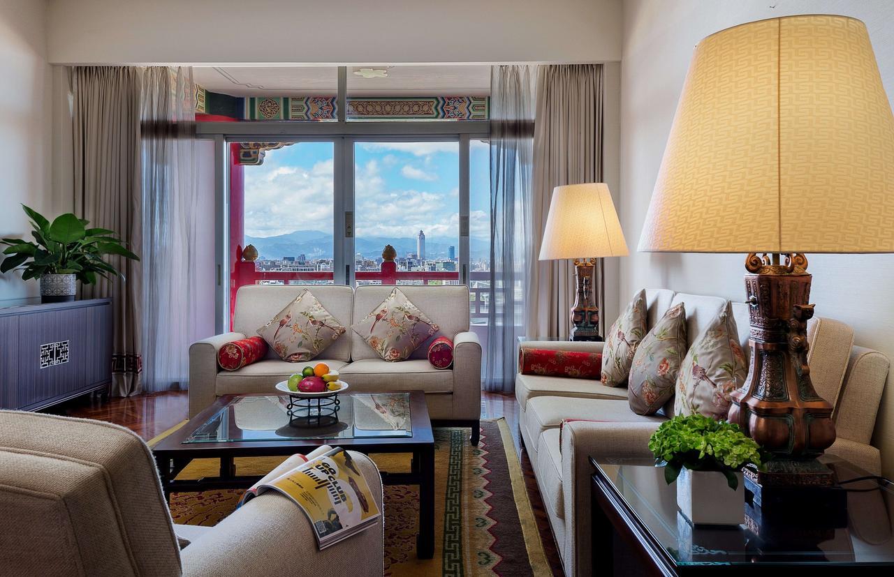 臺北 圆山大饭店酒店 外观 照片 A living room in a suite at the Mandarin Oriental, Beijing