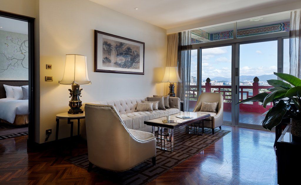 臺北 圆山大饭店酒店 外观 照片 A living room in a suite at the hotel