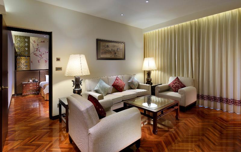 臺北 圆山大饭店酒店 外观 照片 A living room in a suite at the Taj Mahal Palace, Mumbai